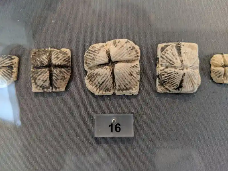 Glasspaste jewelry plaques from the Pylos tholos tombs